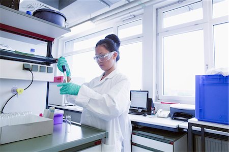 simsearch:614-06973716,k - Female scientist pipetting sample into volumetric flask Stock Photo - Premium Royalty-Free, Code: 649-08126037