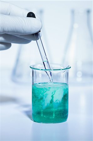 Pipette adding sodium carbonate to nickel sulfate. Both solutions 0.5 M concentration. Nickel carbonate precipitate is formed result: NiSO4 + Na2CO3 -> Na2SO4 + NiCO3  Double displacement reaction Stock Photo - Premium Royalty-Free, Code: 649-08144175