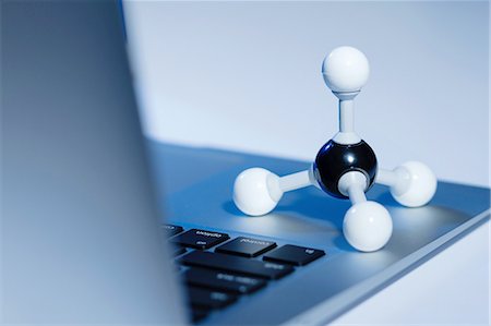 Methane molecule model and a laptop computer. Methane is the simplest hydrocarbon and is a main constituent of natural gas Photographie de stock - Premium Libres de Droits, Code: 649-08144173