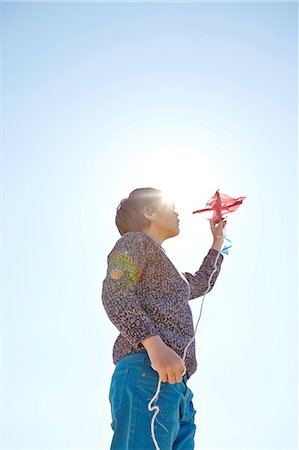 Young boy flying kite Foto de stock - Sin royalties Premium, Código: 649-08144196