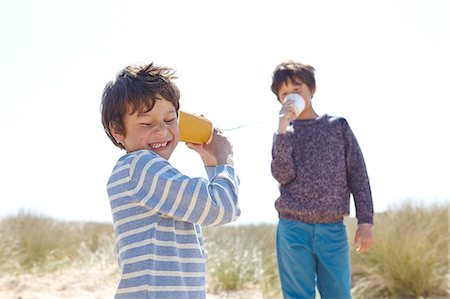 simsearch:649-08144215,k - Two young boys, playing with cup and string telephone Photographie de stock - Premium Libres de Droits, Code: 649-08144199