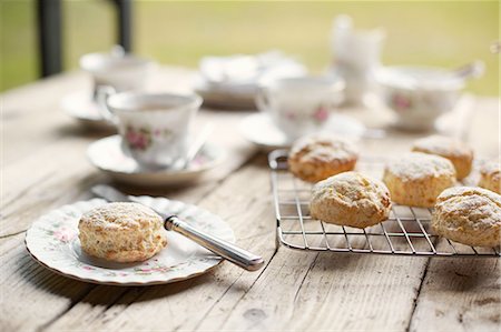 Table with fresh baked scones and afternoon tea Stockbilder - Premium RF Lizenzfrei, Bildnummer: 649-08144234