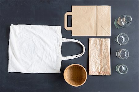 sac de papier - Overhead still life of reusable and paper bags and glasses Photographie de stock - Premium Libres de Droits, Code: 649-08144284