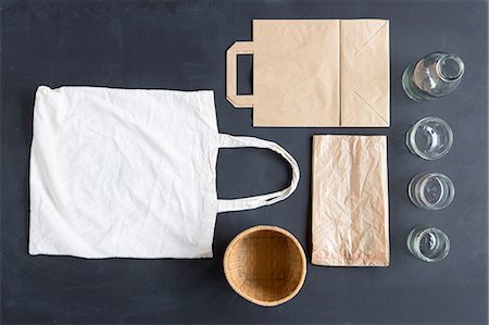 sac en papier - Overhead still life of reusable and paper bags and glasses Photographie de stock - Premium Libres de Droits, Code: 649-08144284