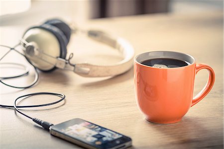 simsearch:649-08144347,k - Still life of black coffee, headphones and smartphone Foto de stock - Royalty Free Premium, Número: 649-08144345