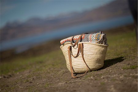 Bag on ground with blanket Foto de stock - Sin royalties Premium, Código: 649-08144449