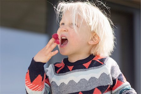 raspberry fingers - Boy with raspberries on fingers Stock Photo - Premium Royalty-Free, Code: 649-08144585