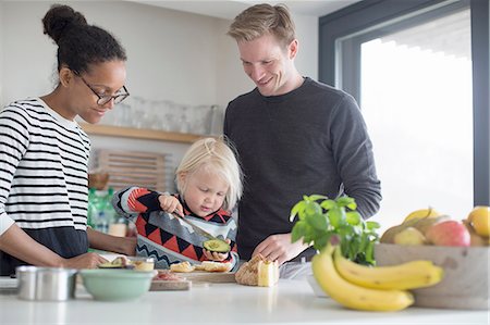 simsearch:649-08144575,k - Boy preparing food in kitchen with parents Foto de stock - Sin royalties Premium, Código: 649-08144590