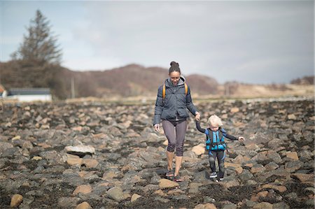 simsearch:614-01624558,k - Mother and son holding hands walking on rocks Stockbilder - Premium RF Lizenzfrei, Bildnummer: 649-08144609