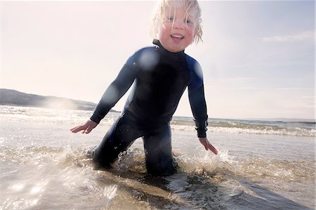 Boy playing on beach, Loch Eishort, Isle of Skye, Hebrides, Scotland Foto de stock - Sin royalties Premium, Código: 649-08144626