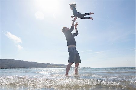 simsearch:649-08950535,k - Father throwing son in air on beach, Loch Eishort, Isle of Skye, Hebrides, Scotland Foto de stock - Sin royalties Premium, Código: 649-08144628