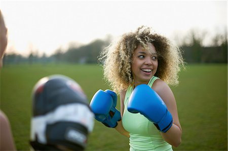 simsearch:649-08144715,k - Two women exercising with boxing gloves in the park Foto de stock - Royalty Free Premium, Número: 649-08144707