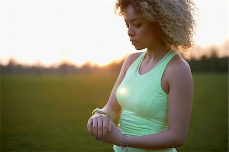 simsearch:649-08144715,k - Portrait of woman checking watch after exercise in the park Foto de stock - Royalty Free Premium, Número: 649-08144722