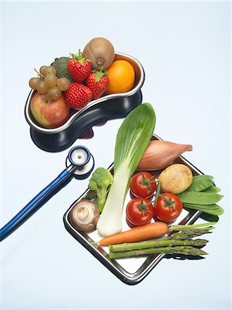 Stethoscope between trays of fresh fruits and vegetables Foto de stock - Sin royalties Premium, Código: 649-08144766