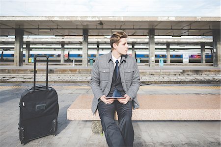 estação ferroviária - Portrait of young businessman commuter using digital tablet at train station. Foto de stock - Royalty Free Premium, Número: 649-08144782