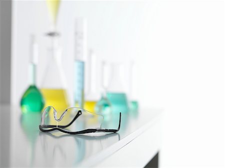 Safety glasses on laboratory bench with a chemical experiment in background Photographie de stock - Premium Libres de Droits, Code: 649-08144837