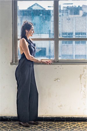 Mid adult woman looking out of window Photographie de stock - Premium Libres de Droits, Code: 649-08144969