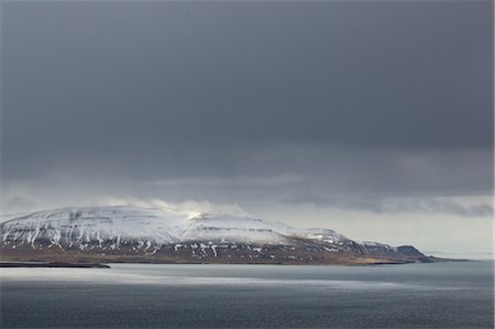simsearch:649-09111615,k - Storm cloud over fjord and snow capped mountain, Hvalfjorour, Iceland Foto de stock - Sin royalties Premium, Código: 649-08144970
