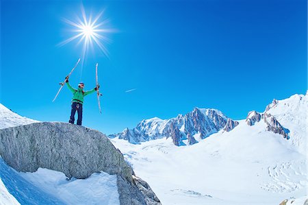 simsearch:649-08125513,k - Mature male skier holding up ski's on Mont Blanc massif, Graian Alps, France Foto de stock - Royalty Free Premium, Número: 649-08144989