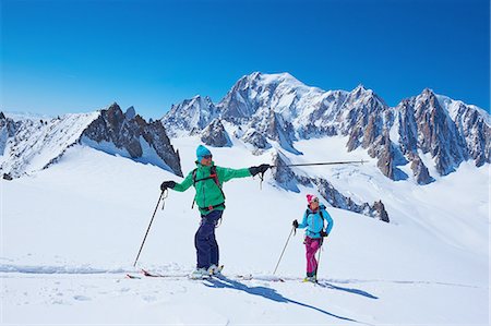 simsearch:649-07710125,k - Male and female skiers pointing from Mont Blanc massif, Graian Alps, France Photographie de stock - Premium Libres de Droits, Code: 649-08144983