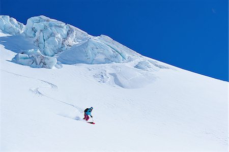 simsearch:649-08144998,k - Female skier moving down Mont Blanc massif, Graian Alps, France Fotografie stock - Premium Royalty-Free, Codice: 649-08144996