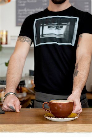 serveur (homme) - Cropped shot of cafe waiter serving cup of fresh coffee Foto de stock - Sin royalties Premium, Código: 649-08145024