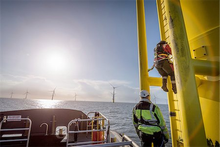 Engineers climbing wind turbine at offshore wind farm Stockbilder - Premium RF Lizenzfrei, Bildnummer: 649-08145136