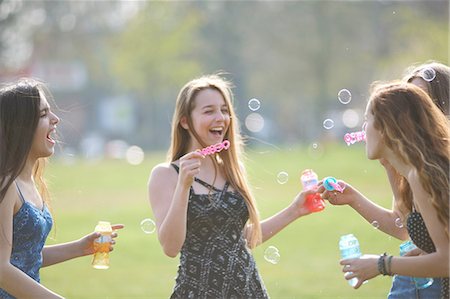 simsearch:649-07520257,k - Four teenage girls blowing bubbles in park Photographie de stock - Premium Libres de Droits, Code: 649-08145158