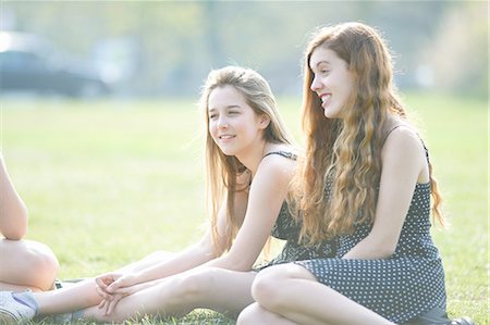 simsearch:649-08145149,k - Teenage girls sitting in park chatting Foto de stock - Royalty Free Premium, Número: 649-08145152