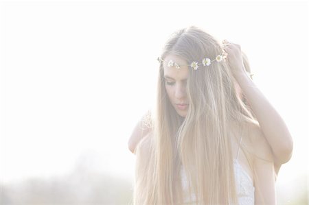 simsearch:649-08307526,k - Two teenage girl putting daisy chain headdresses on friend in park Stock Photo - Premium Royalty-Free, Code: 649-08145166