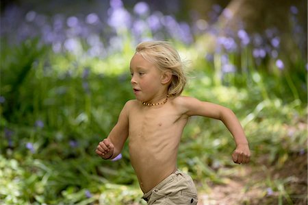 Young boy running through bluebell forest Foto de stock - Sin royalties Premium, Código: 649-08145251