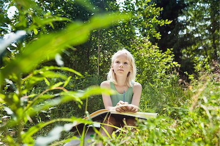 simsearch:649-06812058,k - Young girl sitting in rural environment with sketchbook Fotografie stock - Premium Royalty-Free, Codice: 649-08145364