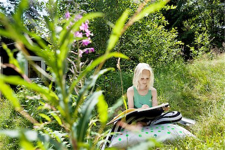 simsearch:614-07146303,k - Young girl sitting in rural environment with sketchbook Stock Photo - Premium Royalty-Free, Code: 649-08145363