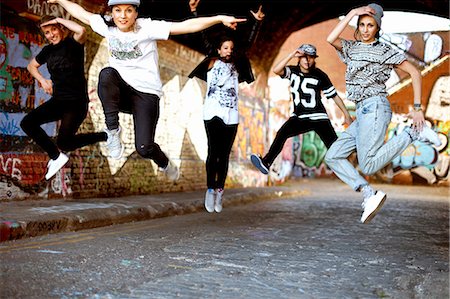 Young women jumping in mid air Photographie de stock - Premium Libres de Droits, Code: 649-08145499