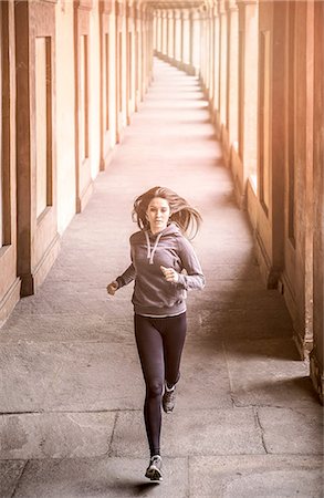 simsearch:614-06718834,k - Front view of young woman wearing sports clothes jogging Foto de stock - Sin royalties Premium, Código: 649-08145558