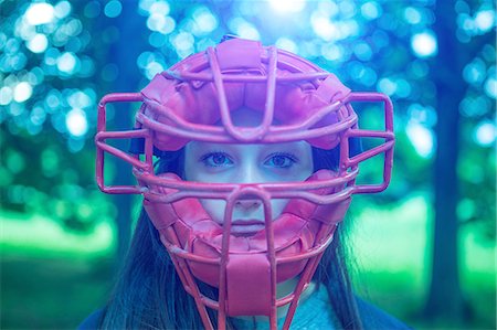 Portrait of staring teenage girl in park wearing red umpire mask Stockbilder - Premium RF Lizenzfrei, Bildnummer: 649-08145566