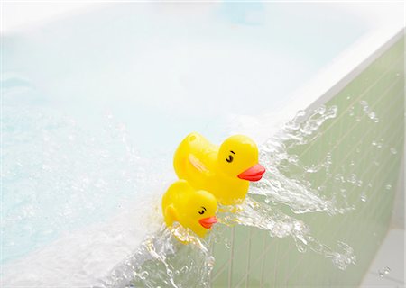 Rubber ducks falling out of bath overflowing with water Stock Photo - Premium Royalty-Free, Code: 649-08179749