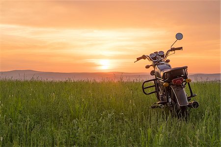 espacio vasto - Motorbike parked on grass, at sunset, Sarsy, Sverdlovsk region, Russia Foto de stock - Sin royalties Premium, Código: 649-08179768