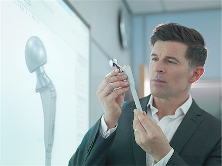 designer (männlich) - Medical product designer inspecting hip joint model with graphical screen Stockbilder - Premium RF Lizenzfrei, Bildnummer: 649-08179841