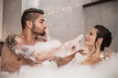 simsearch:649-08179955,k - Young couple playing with bubbles in bubble bath Fotografie stock - Premium Royalty-Free, Codice: 649-08179959