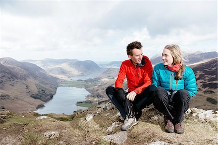 Young couple sitting on hilltop, Honister Slate Mine,  Buttermere, Crummock Water, Keswick, Lake District, Cumbria, United Kingdom Foto de stock - Sin royalties Premium, Código: 649-08179994