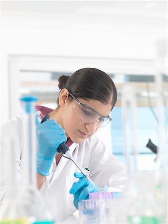 Young woman scientist  pipetting sample into vial in a laboratory used for chemical and DNA testing Foto de stock - Sin royalties Premium, Código: 649-08180224