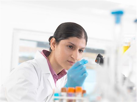 Young woman scientist viewing blood slide during clinical testing of medical samples in a laboratory Photographie de stock - Premium Libres de Droits, Code: 649-08180220