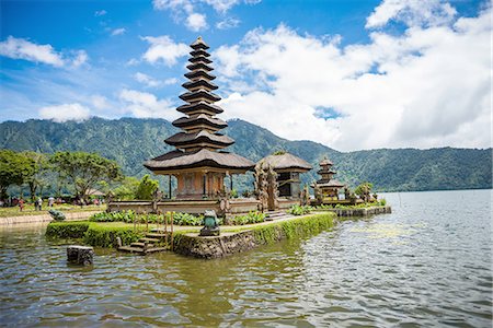 Temple in the Lake, Lake Bratan, Bali, Indonesia Photographie de stock - Premium Libres de Droits, Code: 649-08180297