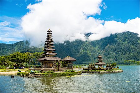 Temple in the Lake, Lake Bratan, Bali, Indonesia Photographie de stock - Premium Libres de Droits, Code: 649-08180298