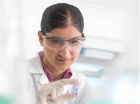 eppendorf tube - Female scientist viewing sample in eppendorf ahead of DNA testing in a laboratory. Photographie de stock - Premium Libres de Droits, Code: 649-08180340