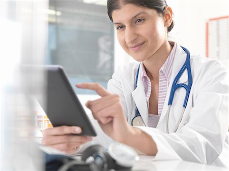 simsearch:649-07596151,k - Female doctor using digital tablet touchscreen to update medical records Foto de stock - Royalty Free Premium, Número: 649-08180351