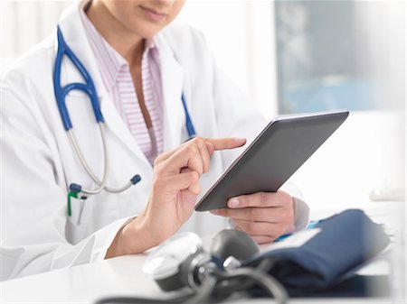 simsearch:649-07596151,k - Cropped shot of female doctor using digital tablet touchscreen to update medical records Foto de stock - Royalty Free Premium, Número: 649-08180352