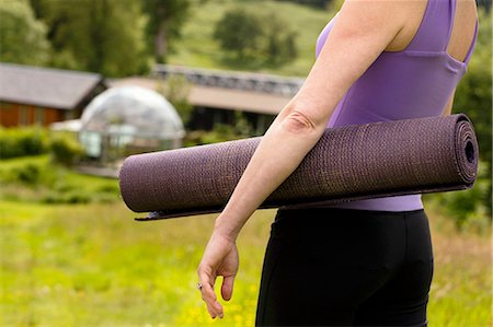 simsearch:649-08180502,k - Cropped view of mature woman carrying yoga mat in eco lodge field Stockbilder - Premium RF Lizenzfrei, Bildnummer: 649-08180486