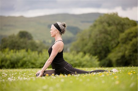 simsearch:649-07760789,k - Mature woman doing splits practicing yoga position in field Stock Photo - Premium Royalty-Free, Code: 649-08180519
